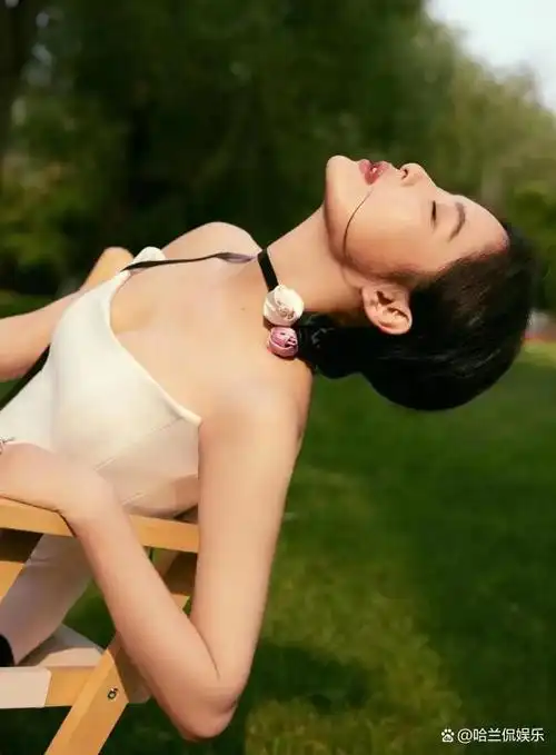 性感尤物辛芷蕾性感撩人的不止厚嘴唇身材更是堪称一绝