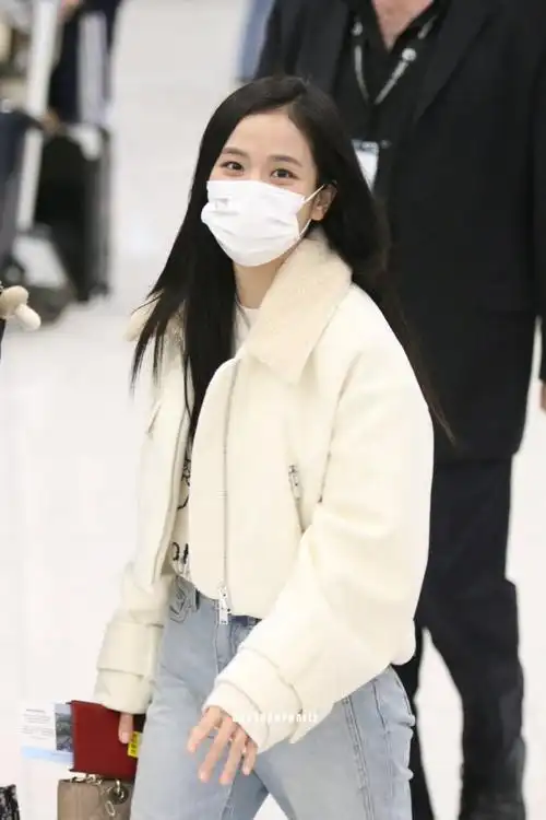 kimjisoo超话#金智秀卡地亚全球品牌大使#230206 泰国机场出境 饭拍