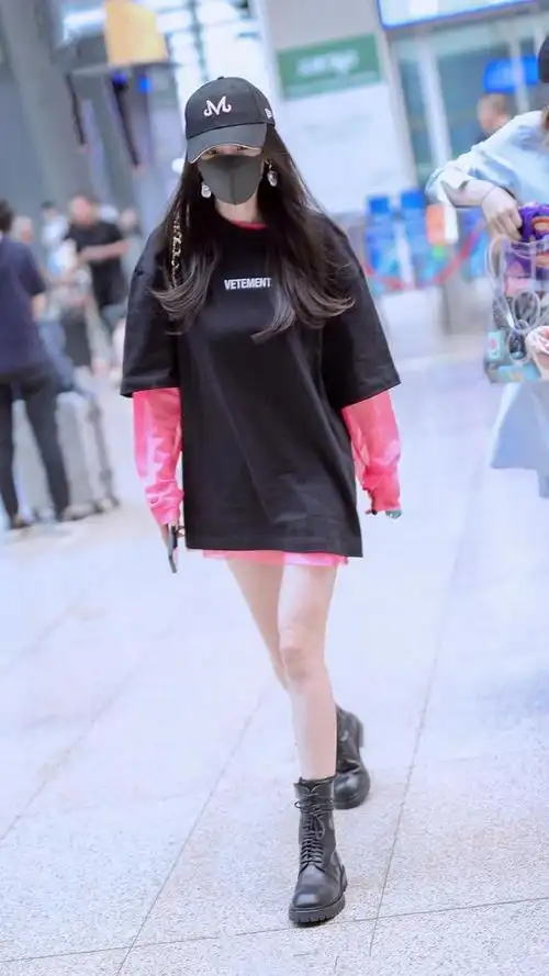 杨幂携大长腿走机场穿黑t恤配玫红网纱内搭大玩下衣失踪