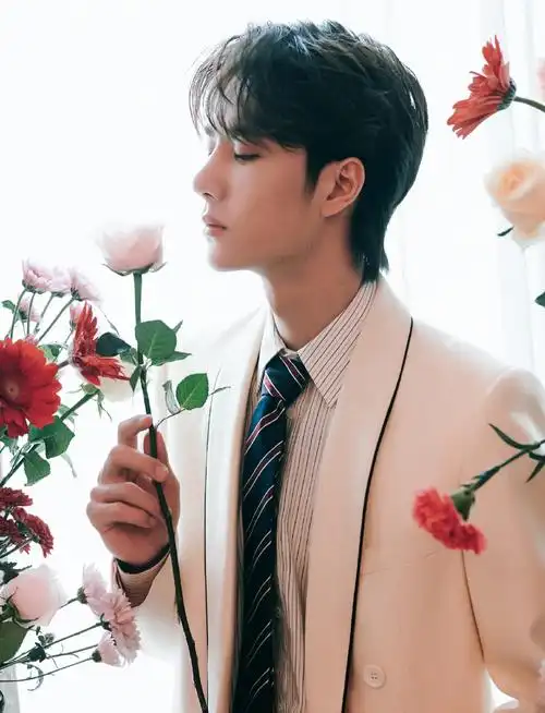 王一博浅色西服帅气写真图片