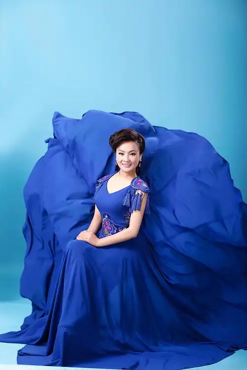 前卫而又有些保守,对亲人至孝对朋友友善,特别是作为从农村出来的歌手