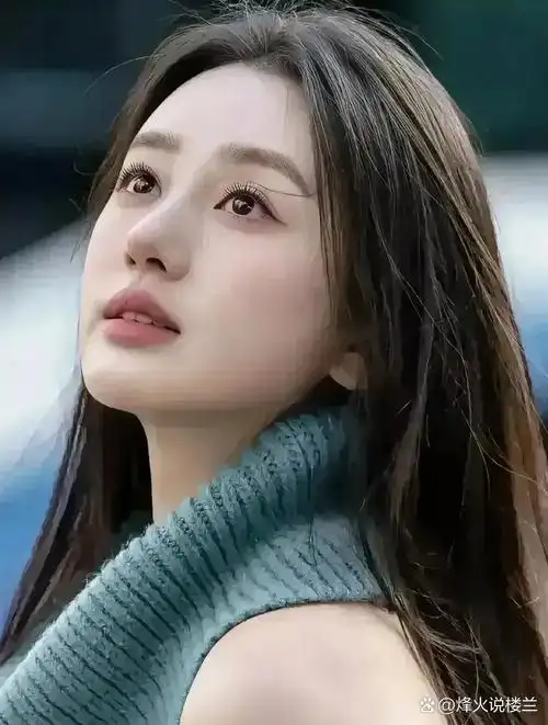女孩的黑色长发如瀑布般流淌,皮肤白皙如玉,眼睛闪烁着明亮的光芒.