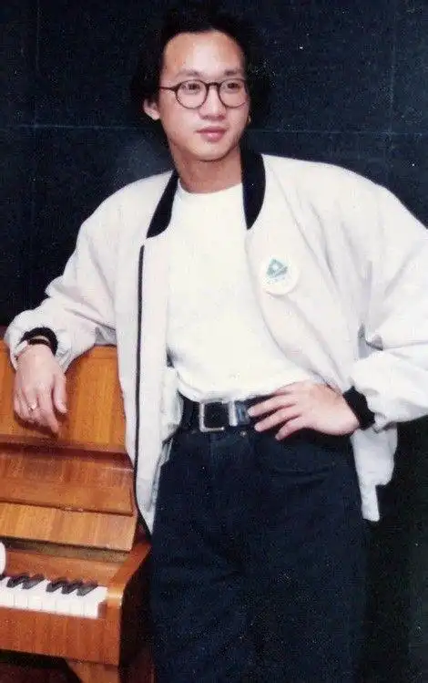 黄家驹珍贵单人照颜值和实力秒杀现在的小鲜肉