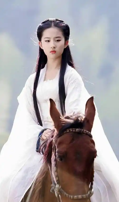 刘亦菲:明明是普通长相,却为何被推上神坛?网友一句话道出真相