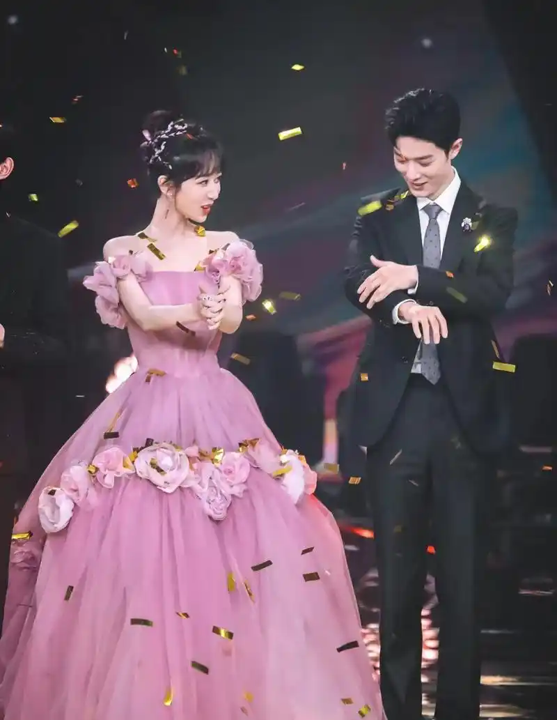 肖战对吴宣仪生疏避嫌,对杨紫巴结提裙子,其中原因只有老粉知道