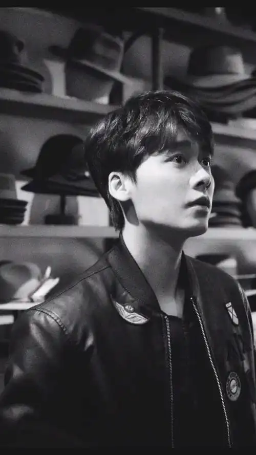 李易峰最新帅气写真手机壁纸图片