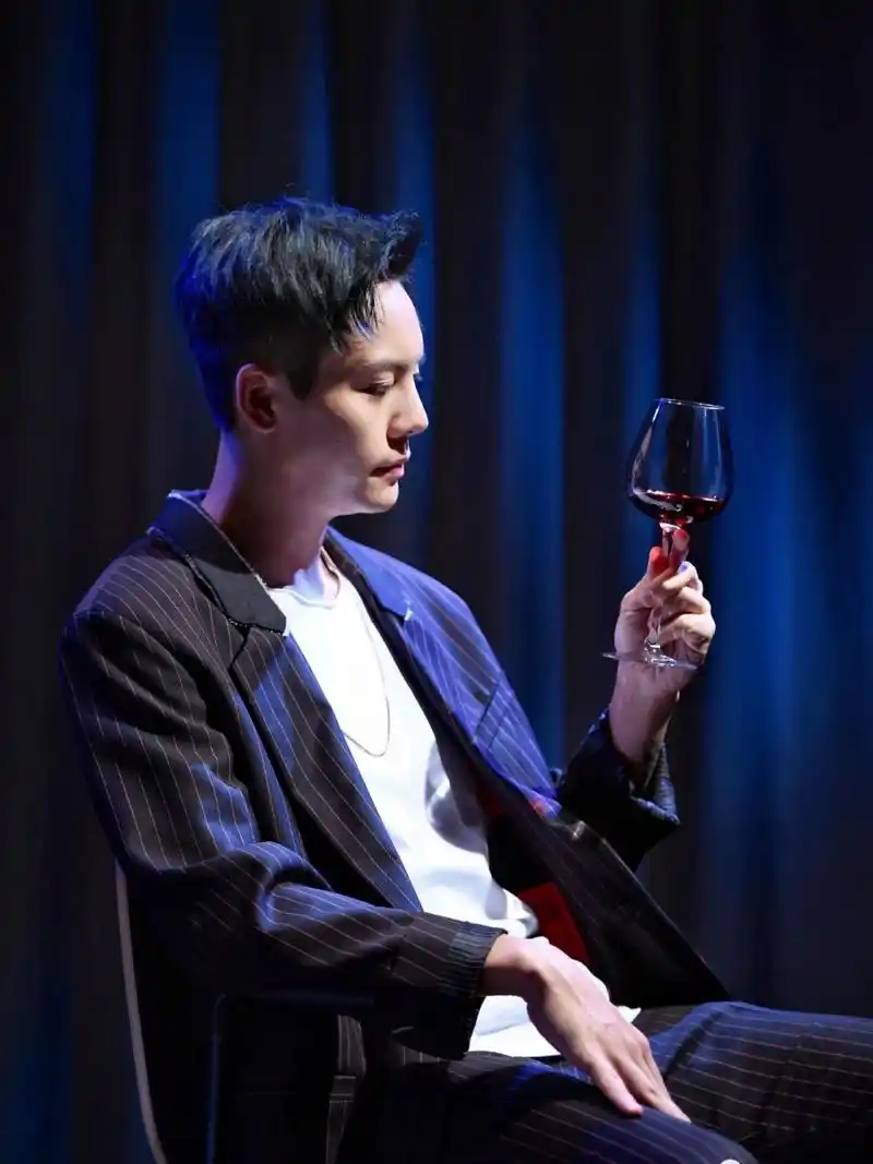 陈伟霆 | 汇聚可爱与绅士于一身的霸气男神 7315他是个英俊潇洒