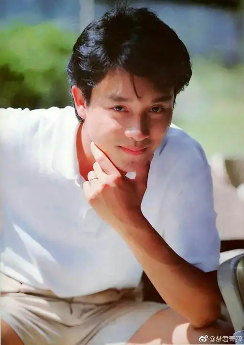 如何评价张国荣80年代与90后年代自身风格的差异?