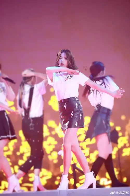 洋溢着青春活力的舞者杨超越2019年1月12日上海演唱会饭拍