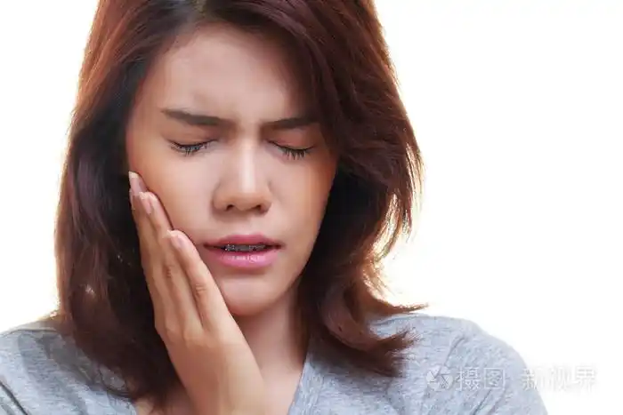 白色背景上的女人牙痛