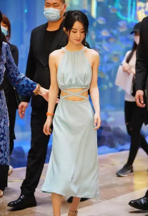 而且在娱乐圈中有着和赵丽颖相同经历的还有赵露思,周冬雨.