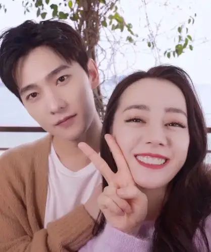 杨洋热巴晒甜蜜自拍照,深情对视cp感爆棚,网友直呼在一起