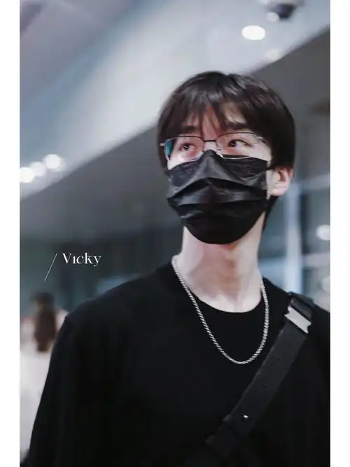 张嘉元戴眼镜真的蛮斯文的