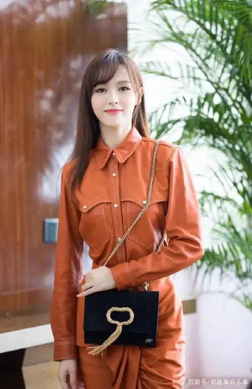 图四唐嫣这个发型太美了,齐刘海,感觉年轻了好多,像十八岁少女