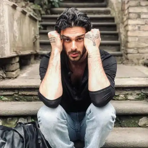 他成为了guess最新代言人