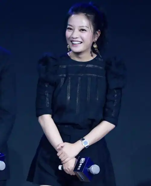 赵薇出席活动满脸笑容网友说看到了小燕子