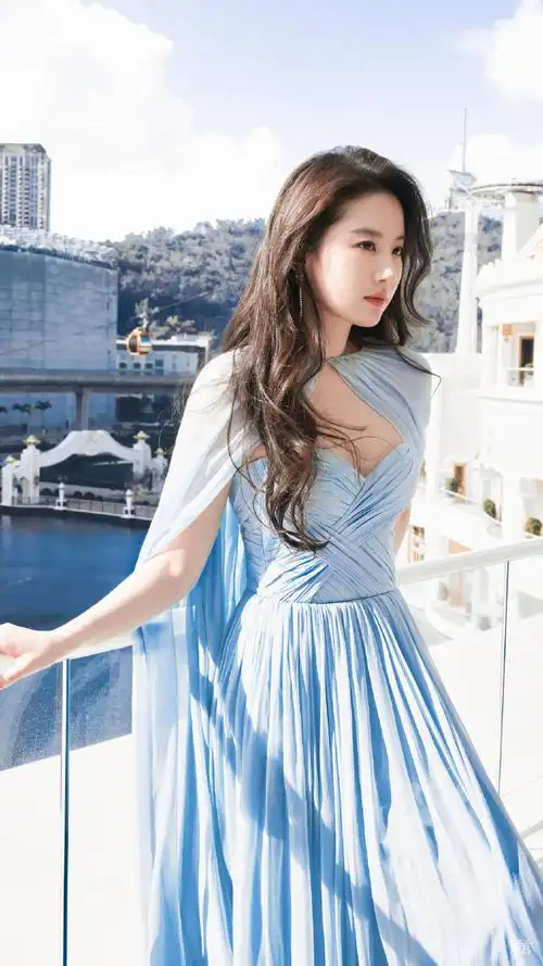 刘亦菲蓝色抹胸纱裙