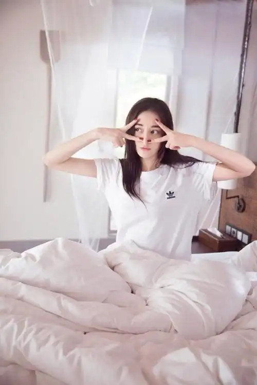 清纯美女明星摄影:迪丽热巴睡衣清新甜美高清写真