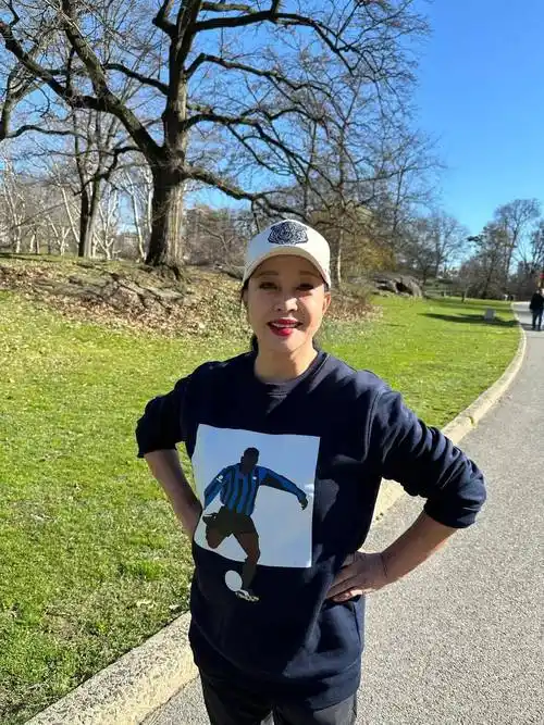 终于看到刘晓庆真实样晒照不修图大方展示皱纹自然且自信老态明显反倒