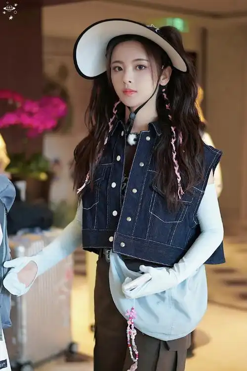 杨超越极限挑战上班双马尾路透