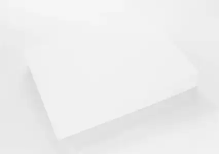 白色背景上有柔和阴影的a4空白纸叠照片