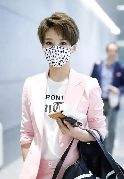 谢楠机场真会凹造型穿粉色西服秒变甜酷少女难怪吴京这么爱她