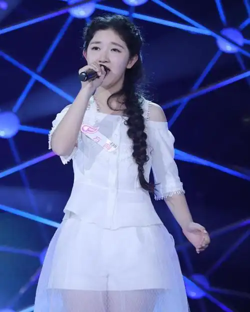 某超女从小就上遍央视各节目,海选时曾动用杨幂赵丽颖为她拉票!