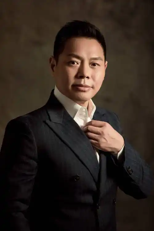 赵国英曝光新写真西装笔挺彰显成熟男人魅力