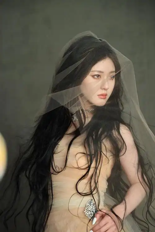 赵露思裸色头纱礼服杂志成为最闪耀的红毯女王