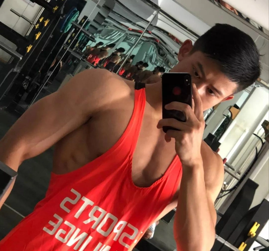 饱满胸肌人鱼线,这位肌肉小狼狗身材太有料,因不想颓废而撸铁_手机