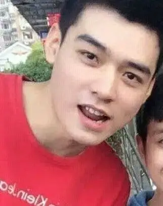 大学时期,有点婴儿肥,眼尾双眼皮露的多些模特时期龚俊小时候的童年