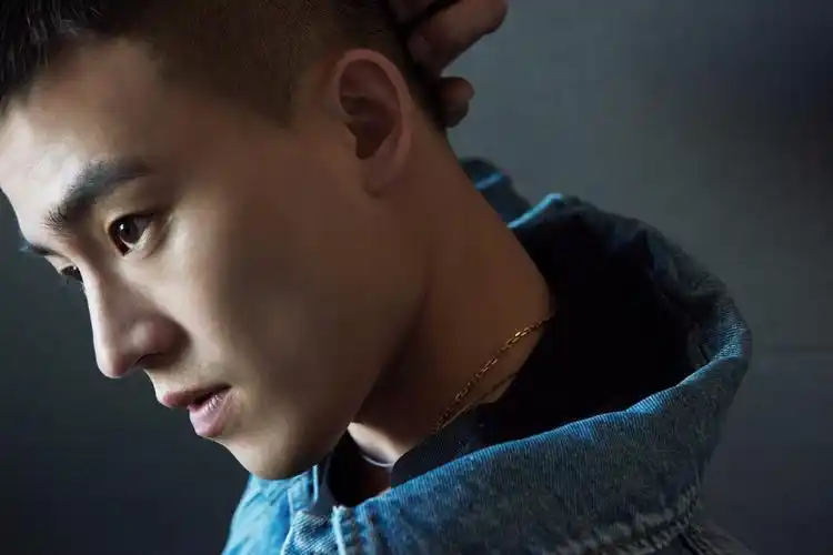 欧豪亮相某品牌活动 活力look酷帅有型