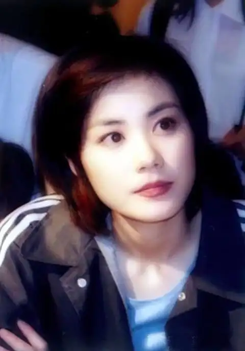 王菲各年龄段学生照罕见流出,被网友忽视颜值的天后可以这么美!