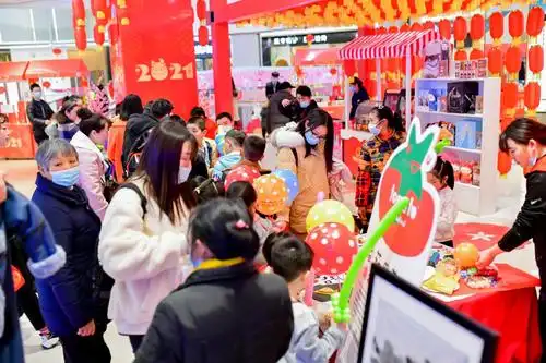 小丑巡游欢乐多在金科乐方商场内外四处闲逛,还能偶遇多位装扮可爱有