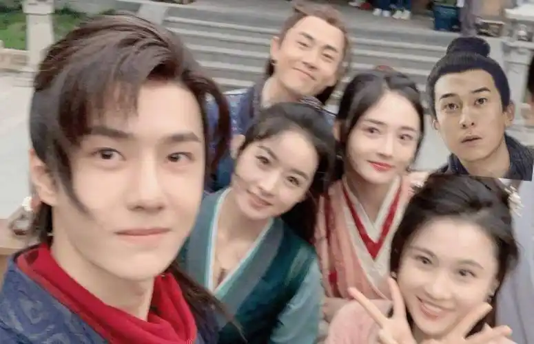 王一博和赵丽颖主演的《有翡》终于是杀青了,现在的大部分电视剧拍摄