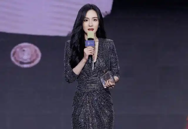 杨幂获白皮书年度之星领奖现场照曝光无精修身材依旧完美