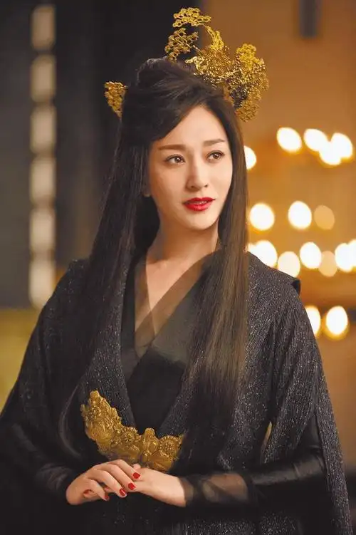 44岁不老女神李小冉庆余年狂跪50次脚软