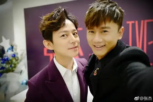 张杰变身自拍达人与何老师帅气合影