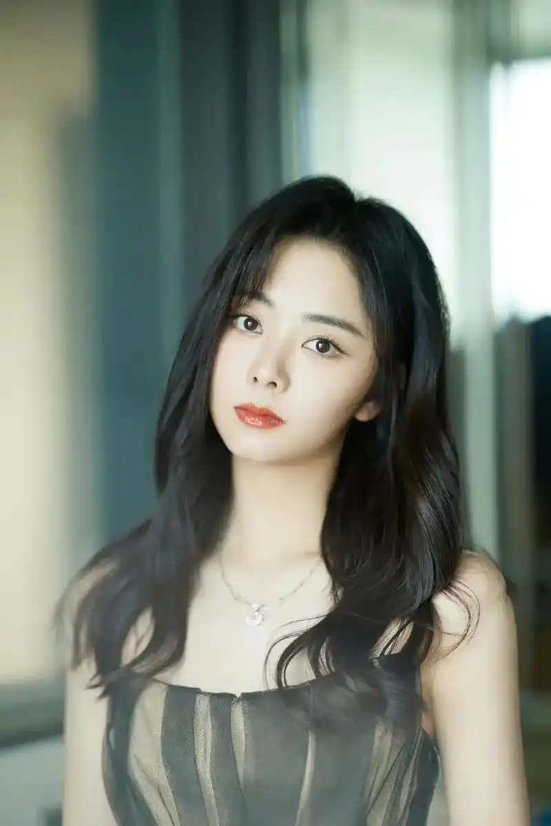 谭松韵长发飘飘,气质清新优雅