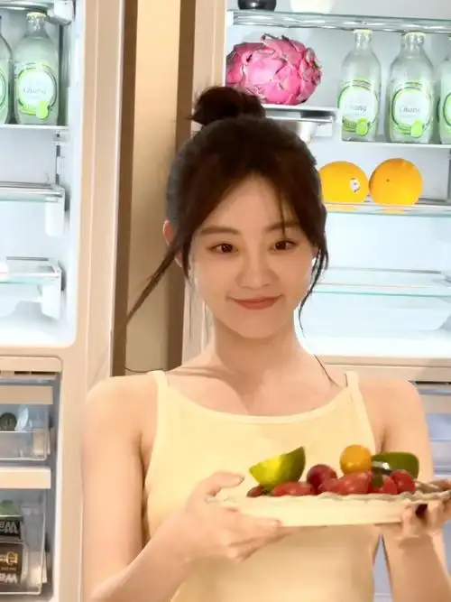 纯欲风#祝绪丹今日营业照9615发了15宫格,白色吊带77丸子头造型