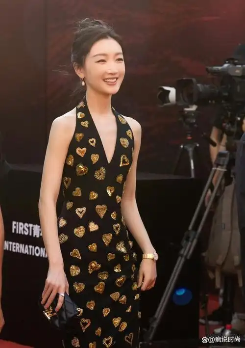 周冬雨的身高,体型,甚至是长相,都不符合大众审美,但是她的造型却越来