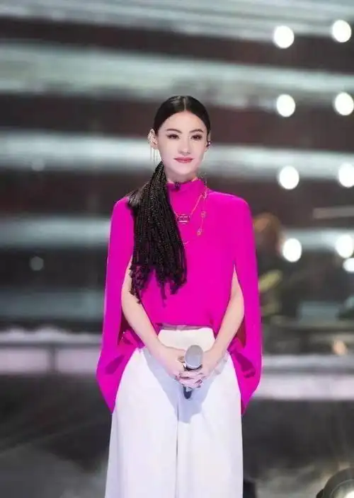 张柏芝独自游乌镇!穿一分短裙配过膝长靴,"露一截美腿"太撩人