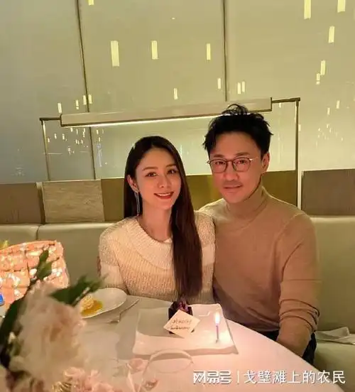 林峯张馨月庆祝结婚四周年两人举杯自拍恩爱幸福
