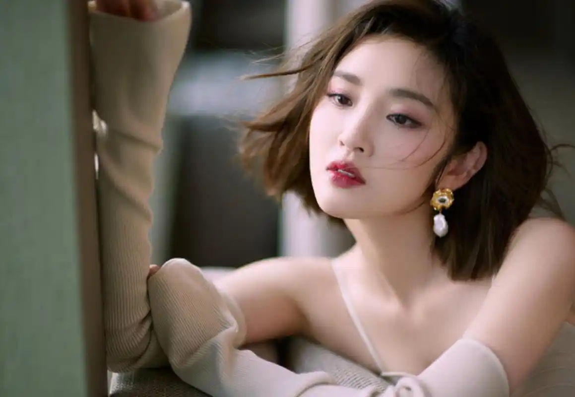 85后小花唐艺昕全新活动造型释出,齐肩短发干净利落,明眸红唇精致细腻