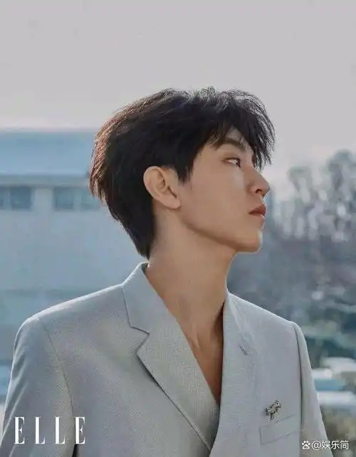 王俊凯巴黎街头大片惊艳亮相浅色西装展现少年与成熟完美融合