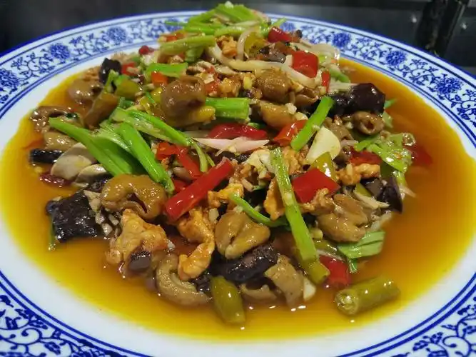 通江县老村庄土菜馆是苟仲科先生2012年成立的,主营地方特色乡土菜