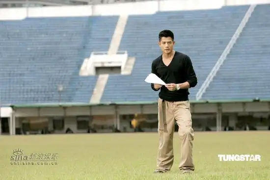 图文:郭富城演唱会造型曝光--手拿纸飞机