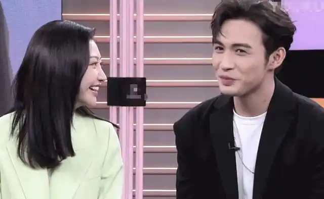 景甜张彬彬合体直播,再现司藤秦放按唇杀,互动太甜,全程姨母笑