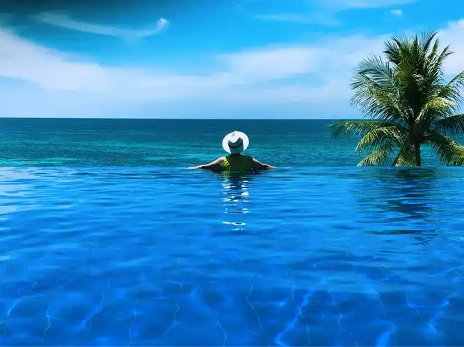 面对大海放松游泳