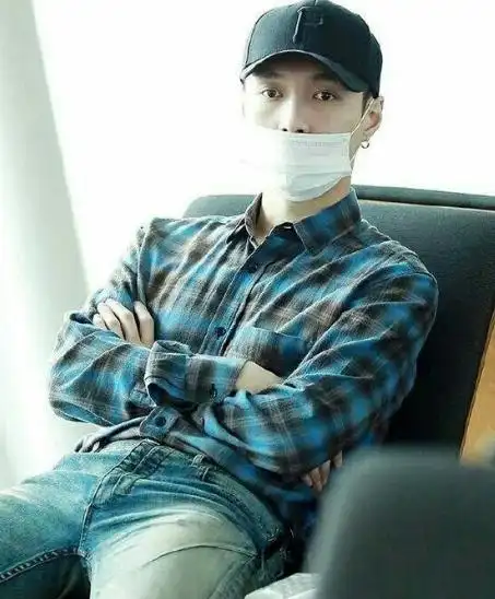 张艺兴分享170918今日主题帽子控福利戴帽子的甜兴盐兴机场兴舞台兴